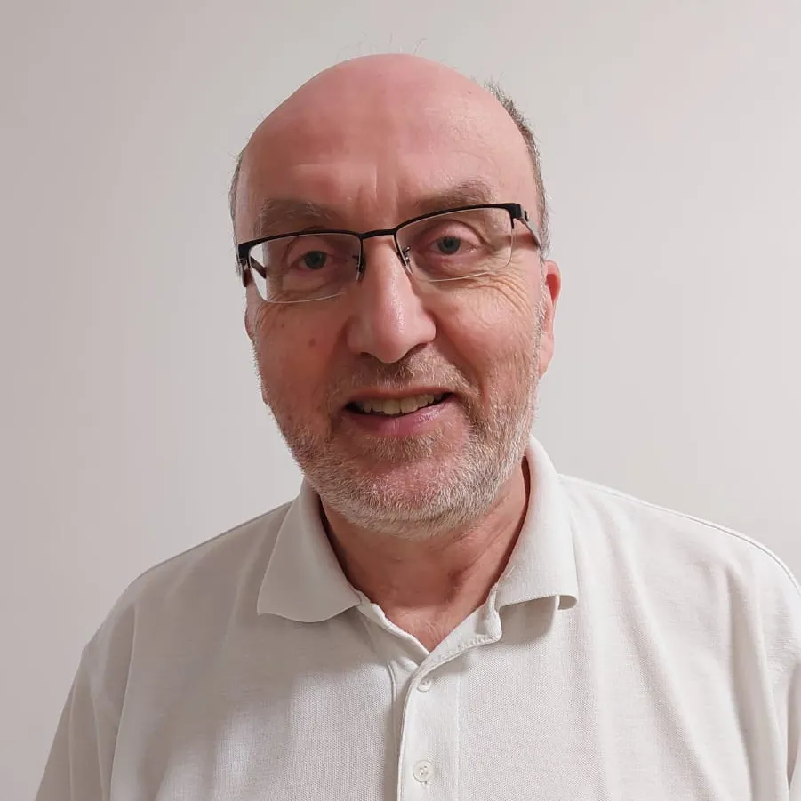 Obarartzt Dr. Reinhard Zettl schaut lächelnd in die Kamera